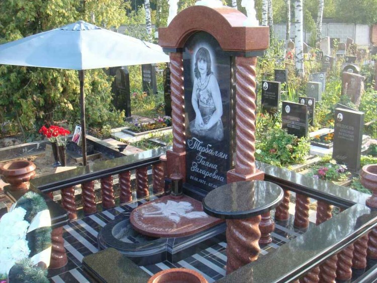 00061Гранитный памятник00061